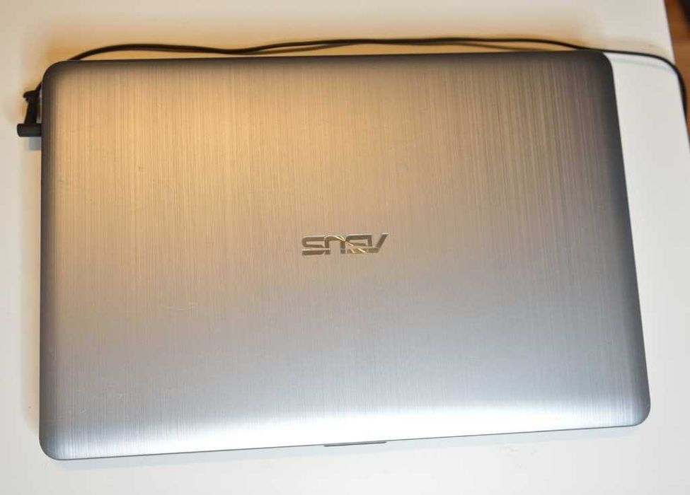 Laptop ASUS X541U 4 GB IC I3-6006U + Ładowarka