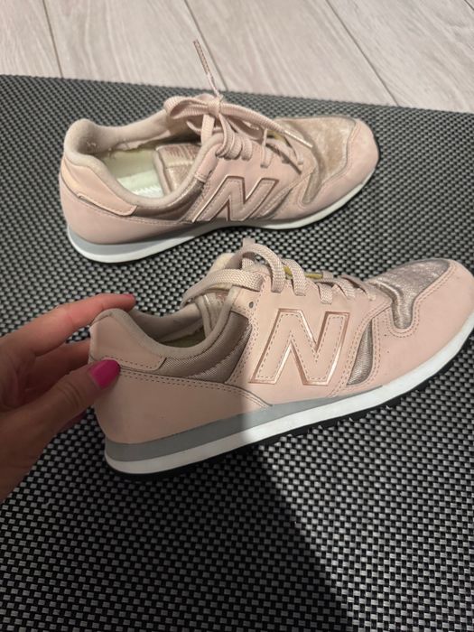 Damskie sneakersy - New Balance - 37