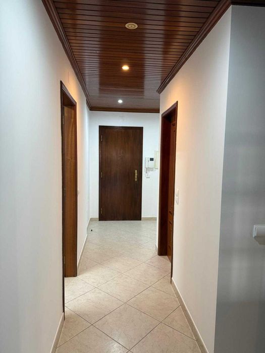 T2 Solarengo (Sul) com 2 WC, 2 Varandas, Vista Rio Sado e Lareira (Sem Mobília)