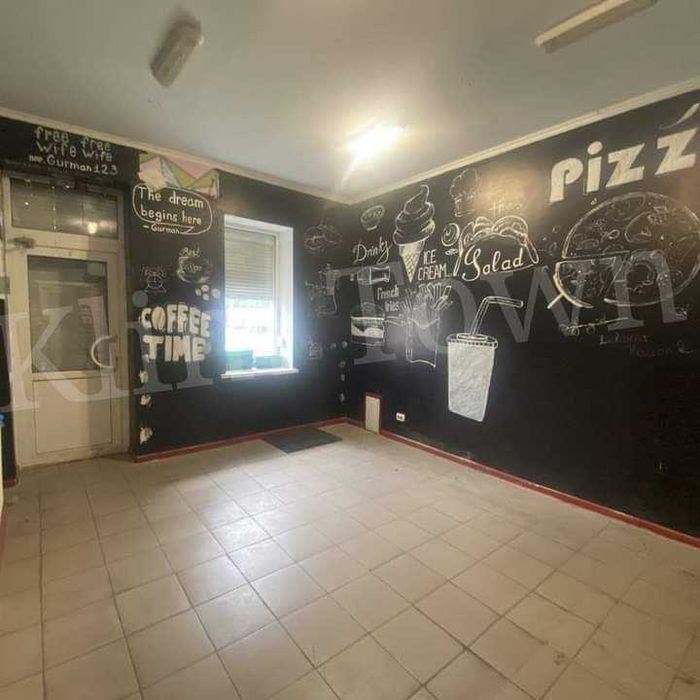 Продається фасадне приміщення в р-ні податкової