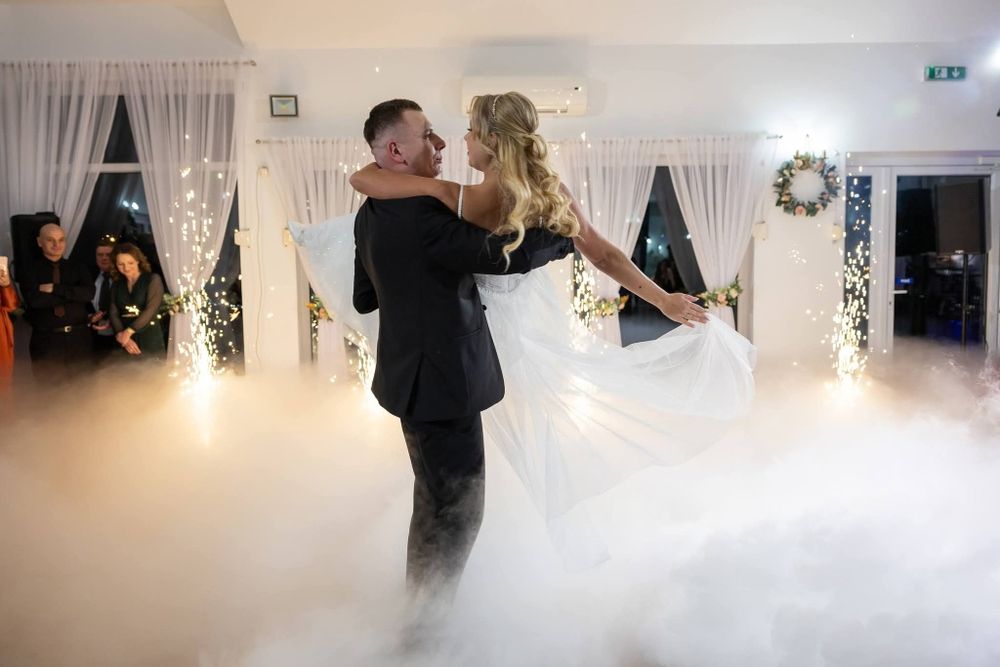 Atrakcje weselne ślubne iskry dym wystrzały fotobudka wiatraki kościół