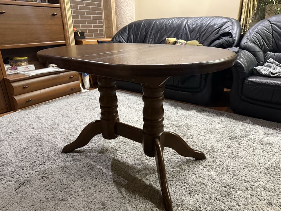 Стіл зі стільцями