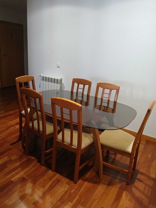 Mesa de Madeira com tampo de vidro de 6 lugares