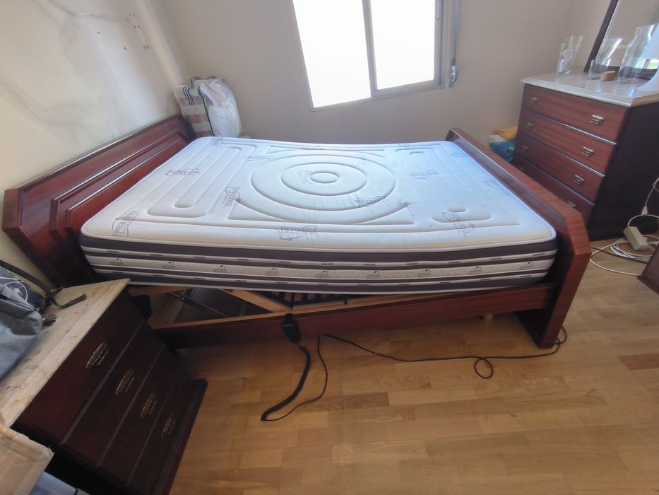 Cama em madeira com estrado elevatório
