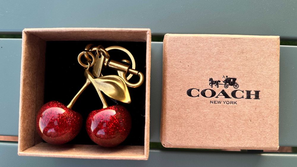 Porta chaves - COACH (Red Cherry Key Chain)