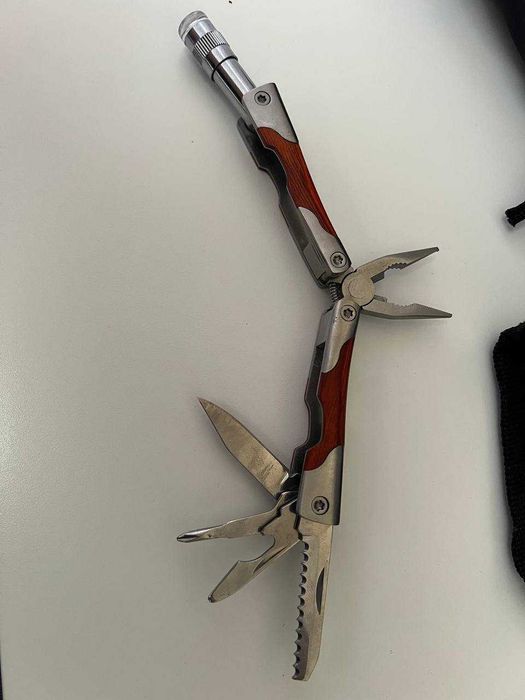 Multitool narzędzie wielofunkcyjne z latarką i etui