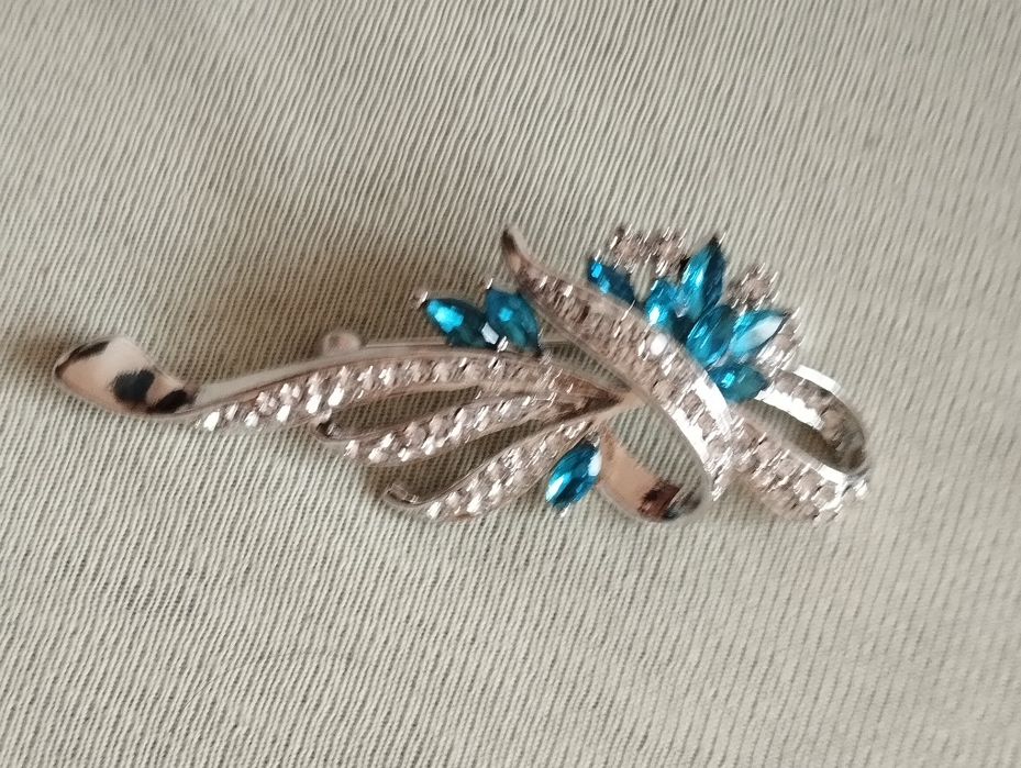 Elegancka nowa broszka