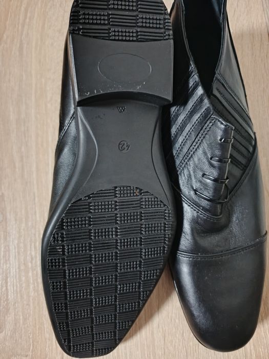 Нові чоловічі туфлі.