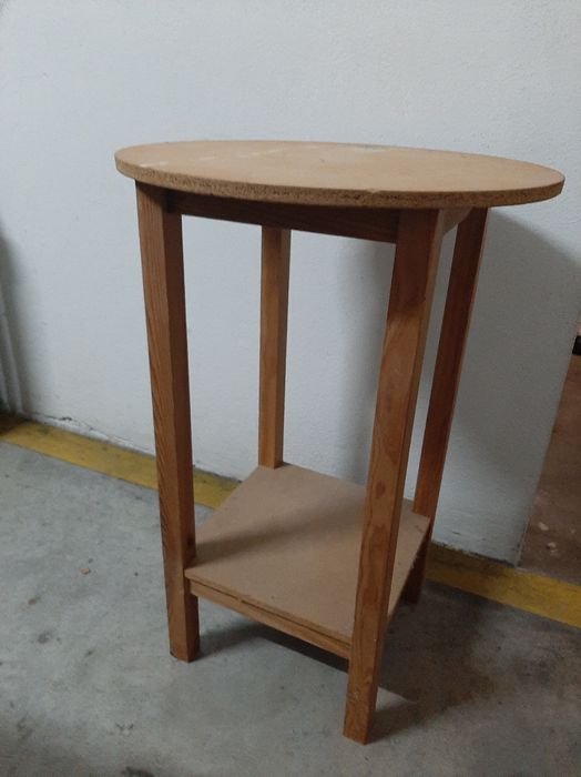 Mesa em madeira com tampo redondo