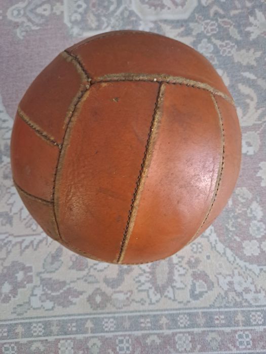 Волейбольний м'яч.