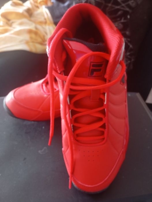 Tênis de basquetebol vermelhas da Fila.