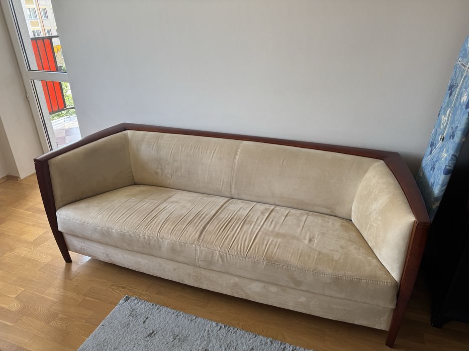 Skórzana sofa z elementami z drewna