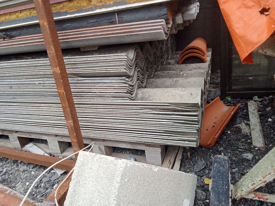 Telha lusa e remates em bom estado e chapas de lusalite .