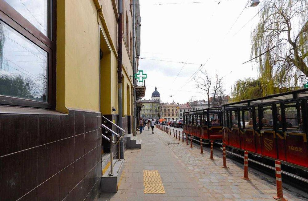 Оренда фасадного приміщення 108 м2, вул. Б. Хмельницького