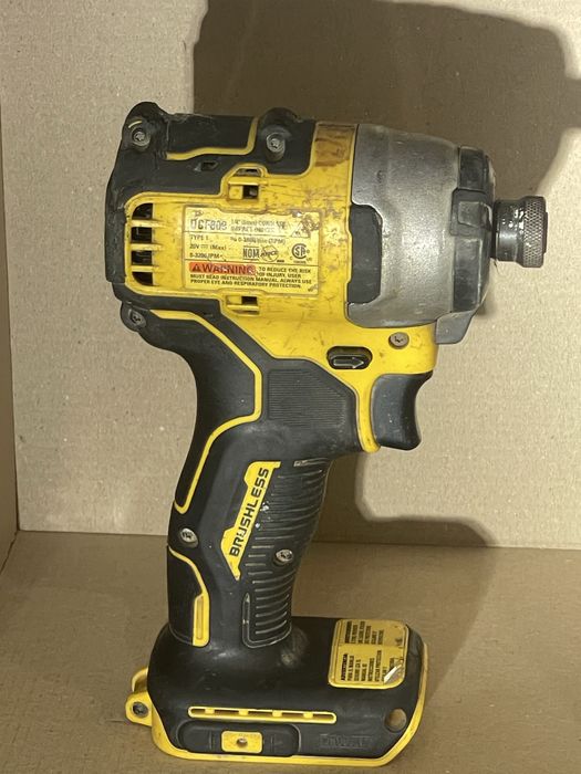 Імпакт Dewalt DCF809