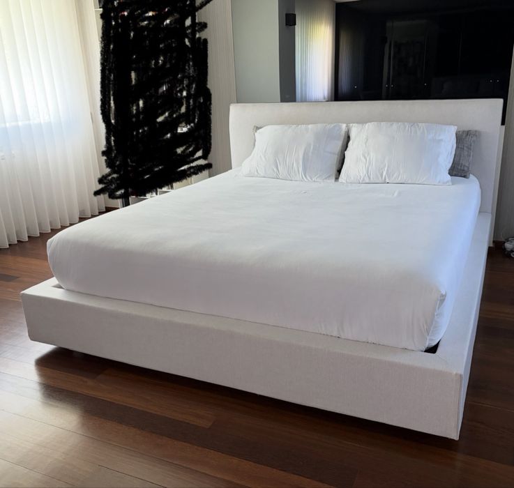 Cama estofada contemporânea