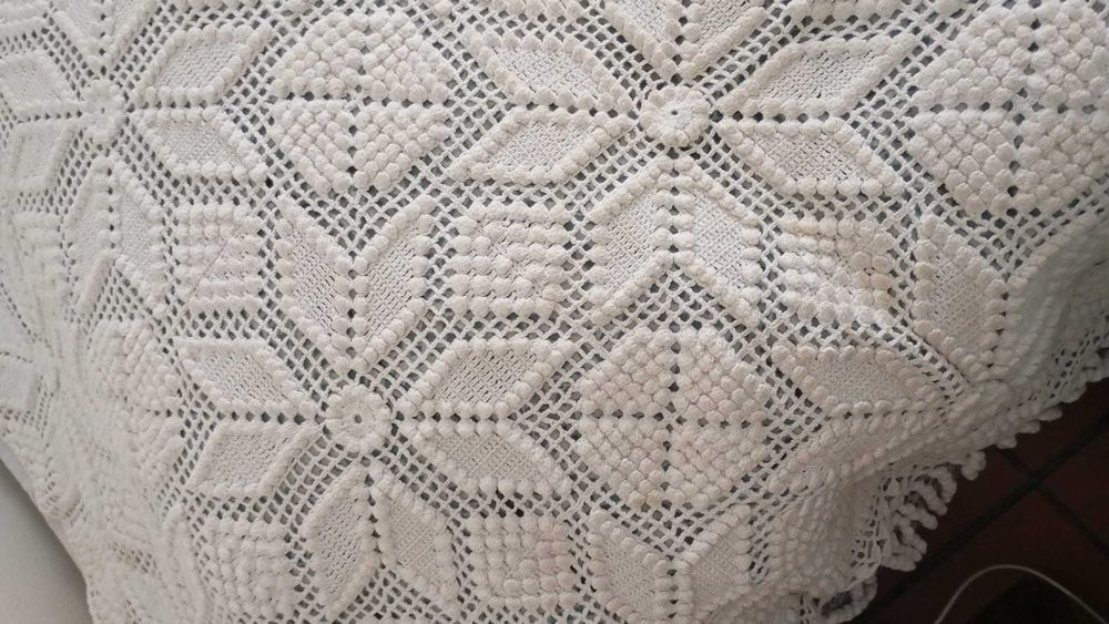 Colcha branca em croché, feita à mão com franja rabinho de porco