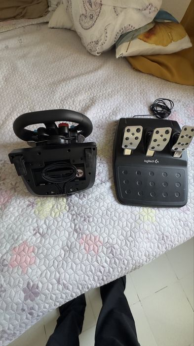 Volante Logitech G29 + Pedais (PS5/PS4/PC) - Estado Novo