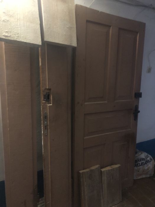 Дверь деревнная с замком