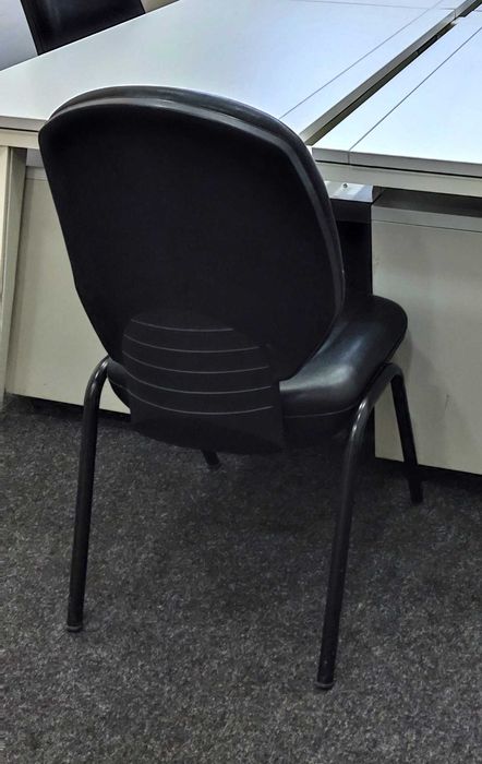 Cadeira de Escritório / Reunião em Pele Preta – Estrutura Metálica