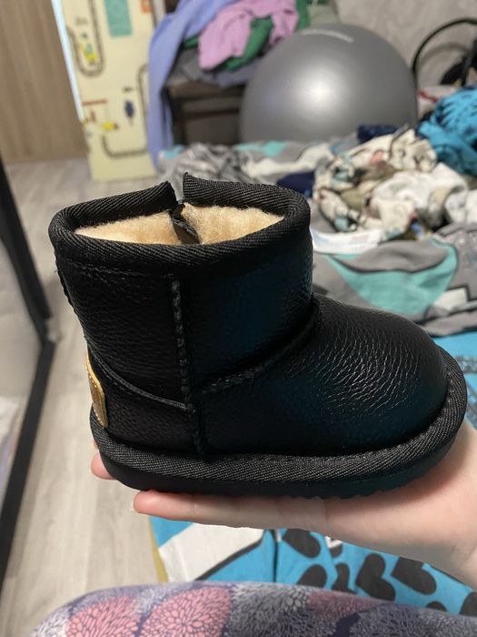 Уггі дитячі шкіряні 17 розмір