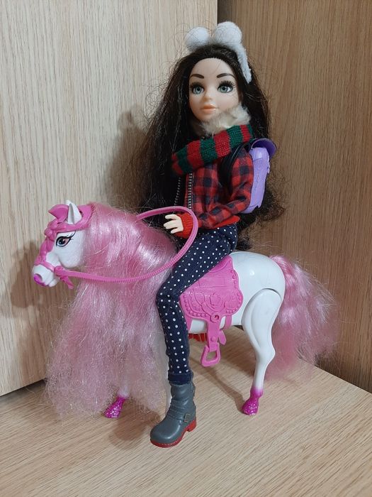 Лошадь ,лошадка,кінь  для барбі .Ходить