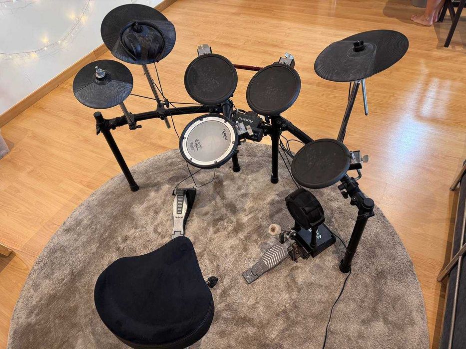 Bateria eletrônica Roland TD-4 com tapete, banco, auscultadores