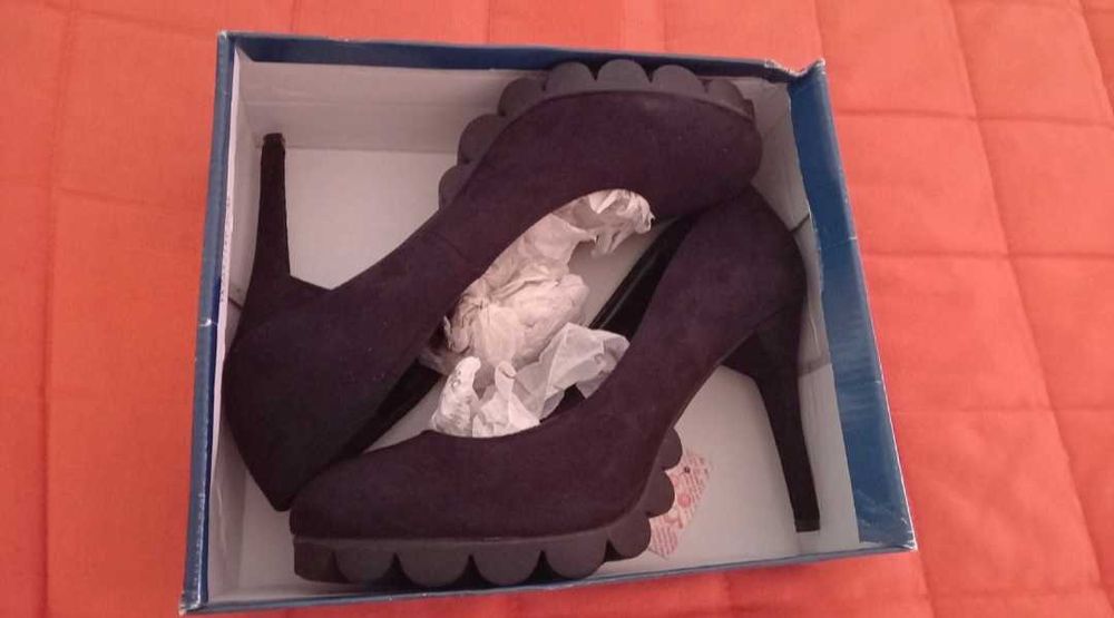 Sapatos pretos Novos