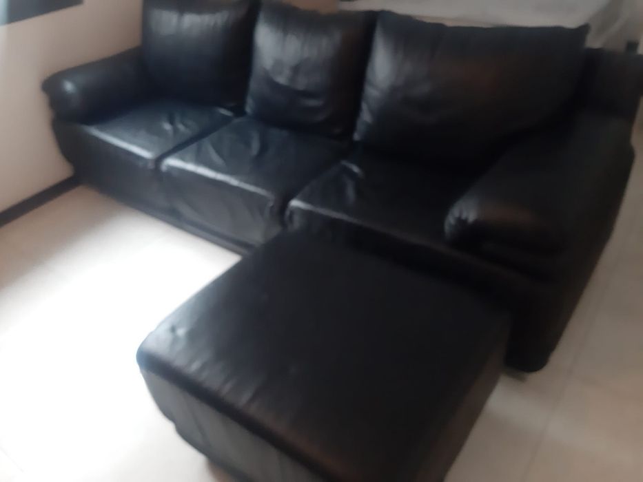 Sofa 3 lugares em pele com banco