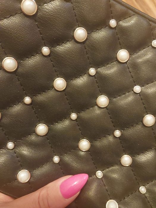 Torebka listonoszka czarna perełki