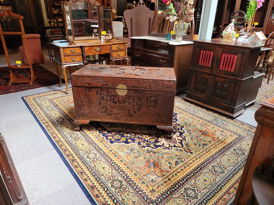 Arca / Baú antigo em madeira de canfora trabalhada - Bom estado geral