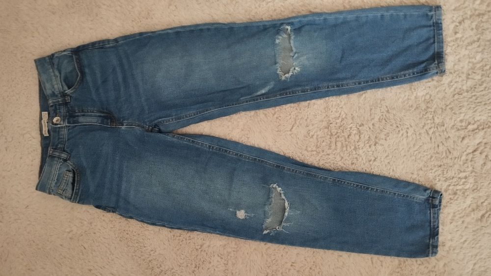 Spodnie jeans z dziurami