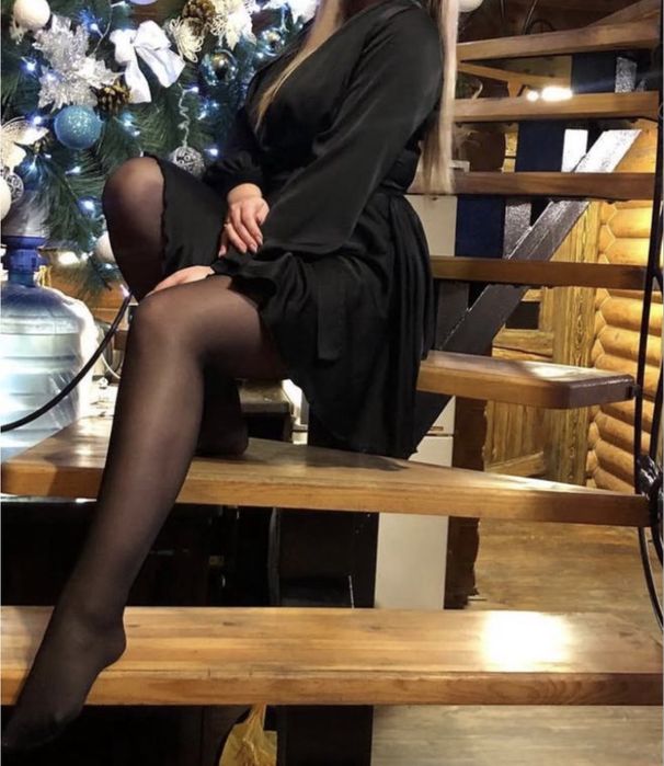 Сукня чорна на запах
