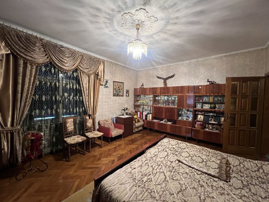 Здам в будинку 1 кімнату велику