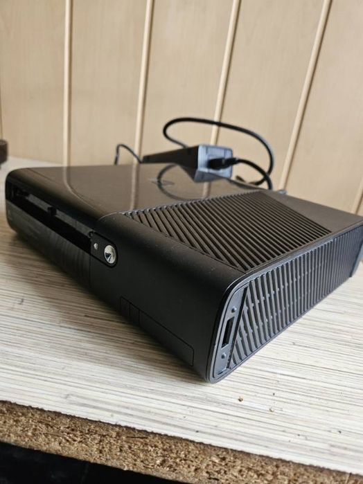 Konsola Xbox 360, zasilacz, pad