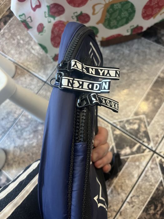 Сумка слінг DKNY