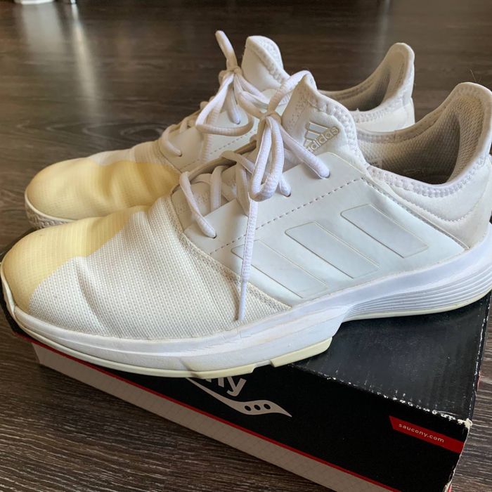Adidas тенісні чи для повсякденного носіння