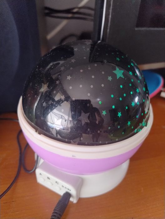 Lampka nocna projektor gwiazd gwiezdna kula dla dziecka