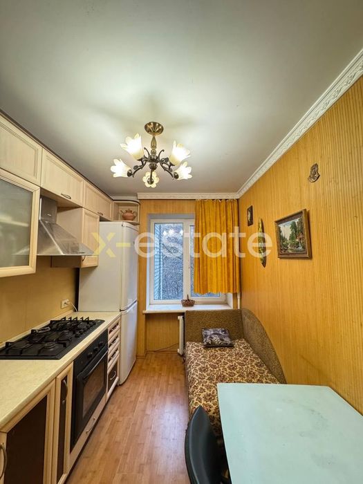 Продаж 4-кімнатної квартири в цегляній чешці в безпечному районі.