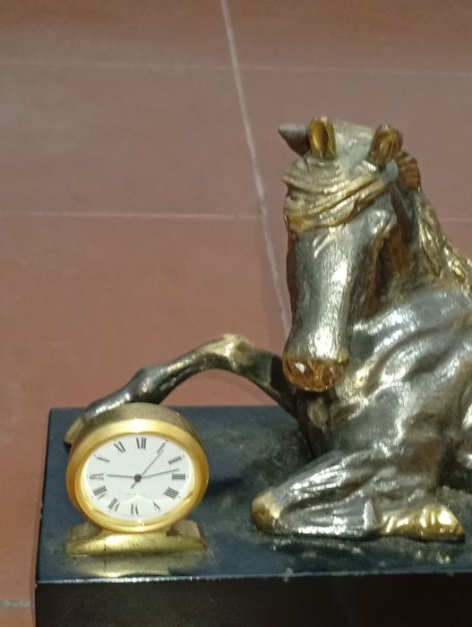 Estátua de Cavalo Deitado em Metal Pesado para decorar sala de estar
