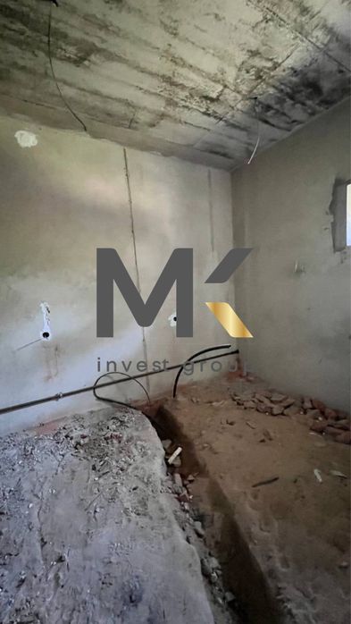 Продаж двоповерхового будинку з великою ділянкою. Стоянка-2