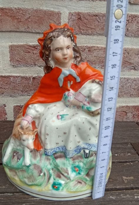 статуэтка  красная шапочка  Стаффордшир,