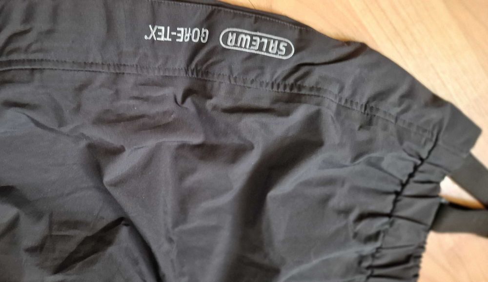 Męskie Czarne spodnie Salewa z szelkami Gore-Tex L
