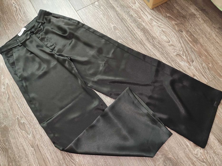 Брюки атласные от Bershka