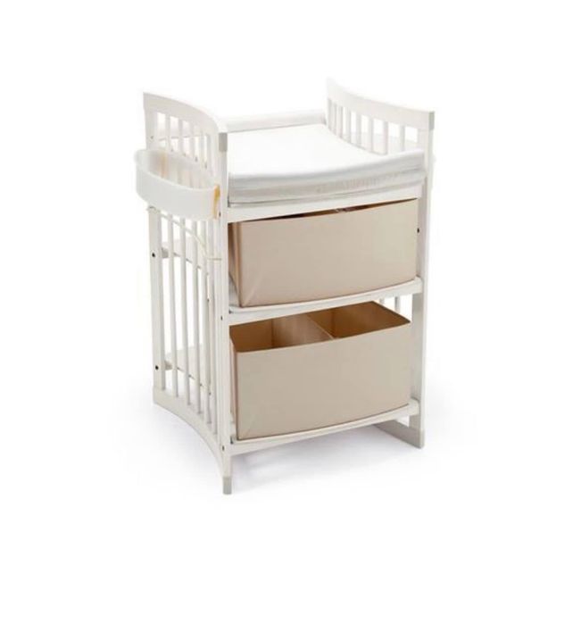 Przewijak Stokke z pojemnymi organizerami. Białe drewno.