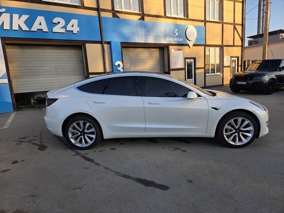 Аренда авто Tesla Model 3