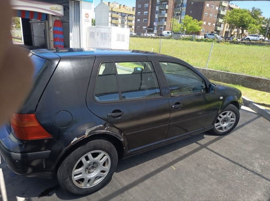 Vendo golf 1.4 , Motor esta bom , cambio bom , pneus bons , iuc ok pago , inspeção valoda ate 2027 , tem avaria no cabo do vidro do passageiro !