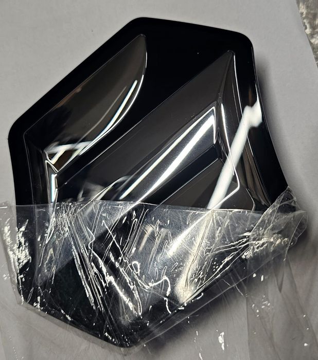 Emblemat znaczek pod radar Suzuki Vitara III atrapa grill