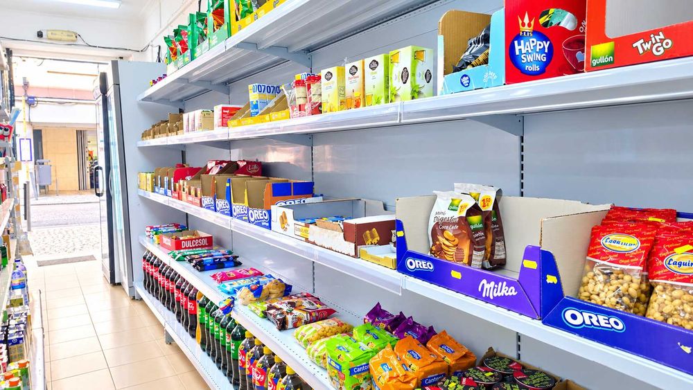 Mercado Mercearia em pleno funcionamento em campolide