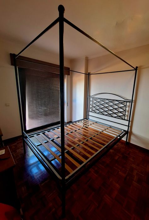 Cama de ferro forjado com dossel em preto e bronze + estrado